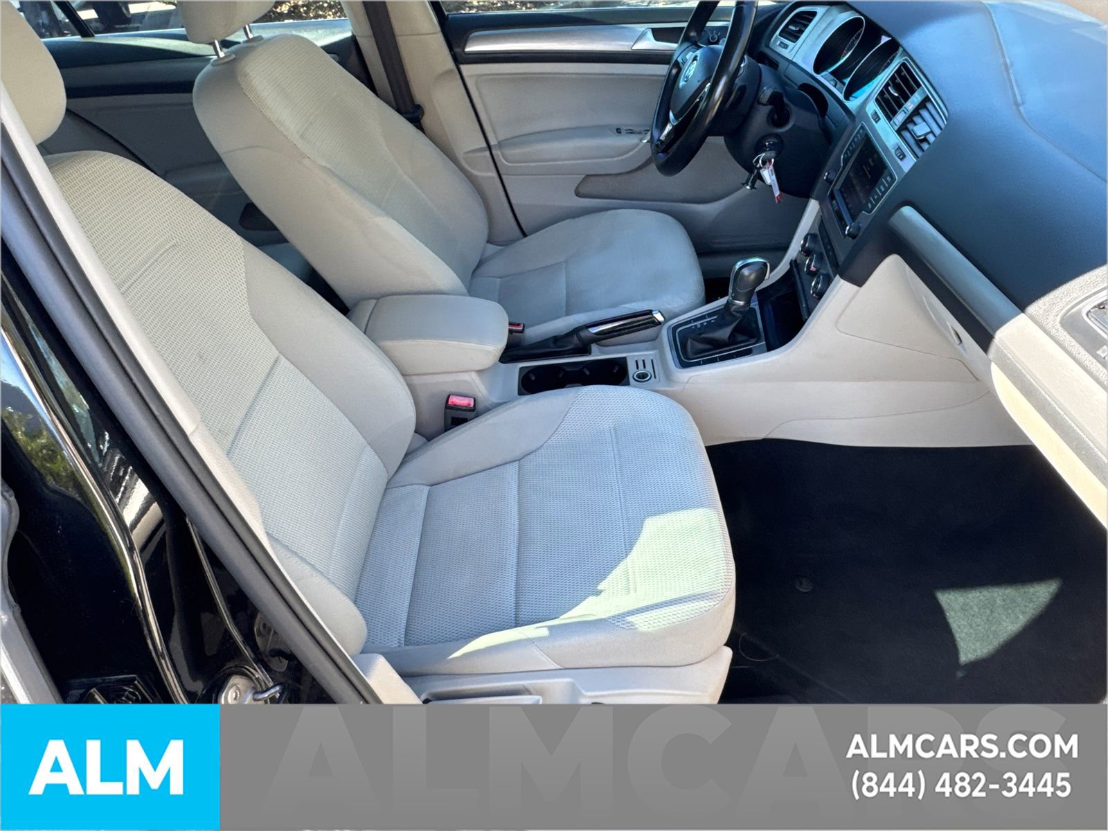 Used 2017 Volkswagen Golf SE image 16