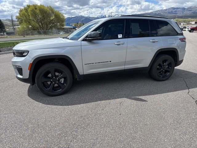 Used 2023 Jeep Grand Cherokee Limited w/ Luxury Tech Group II AWD/4WD image 2