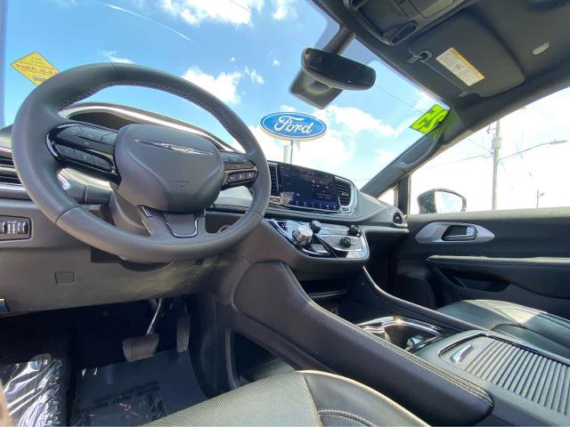 Used 2025 Chrysler Pacifica Limited FWD image 33