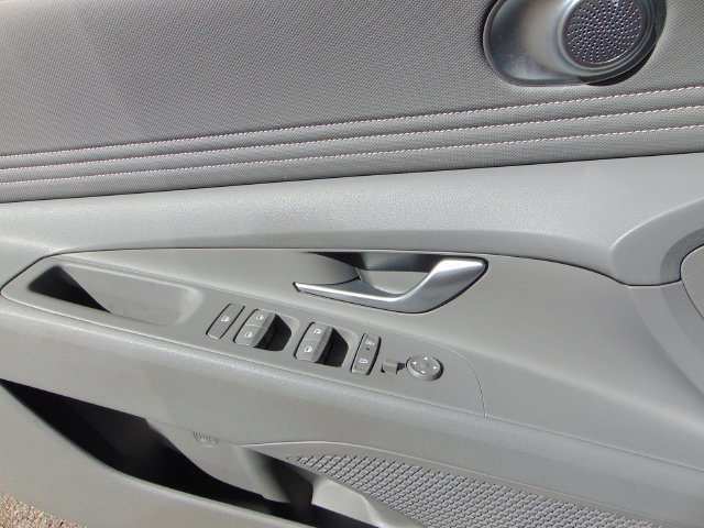 Used 2025 Hyundai Elantra SEL FWD image 20