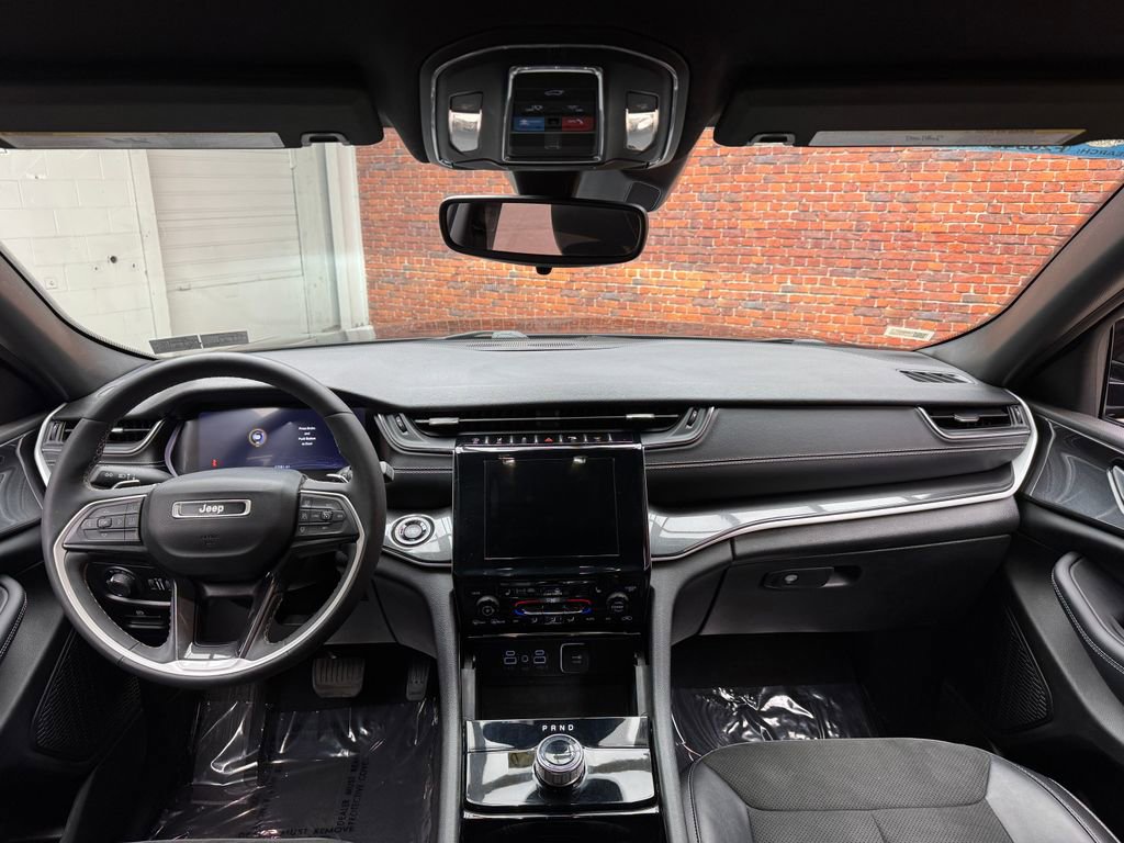 Used 2023 Jeep Grand Cherokee Altitude AWD/4WD image 11