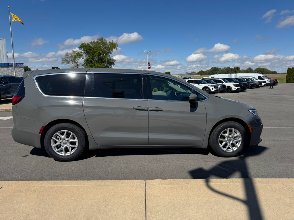Used 2023 Chrysler Pacifica Touring-L FWD image 9