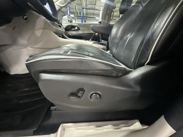 Used 2022 Chrysler Pacifica Limited AWD/4WD image 18