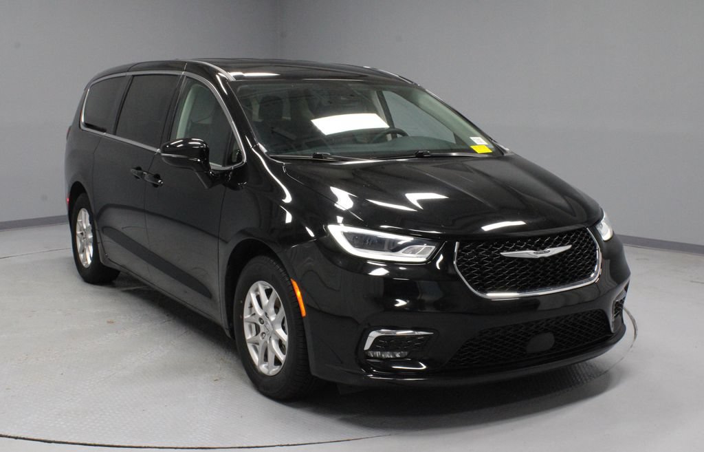 Used 2024 Chrysler Pacifica Touring-L FWD video 1