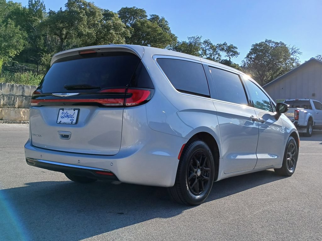 Used 2024 Chrysler Pacifica Touring-L FWD image 3