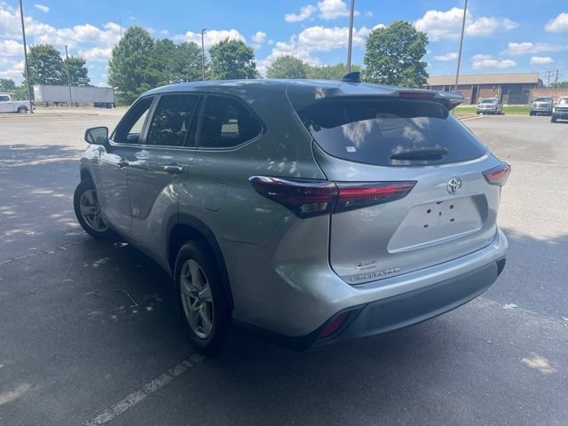Used 2024 Toyota Highlander LE FWD image 3