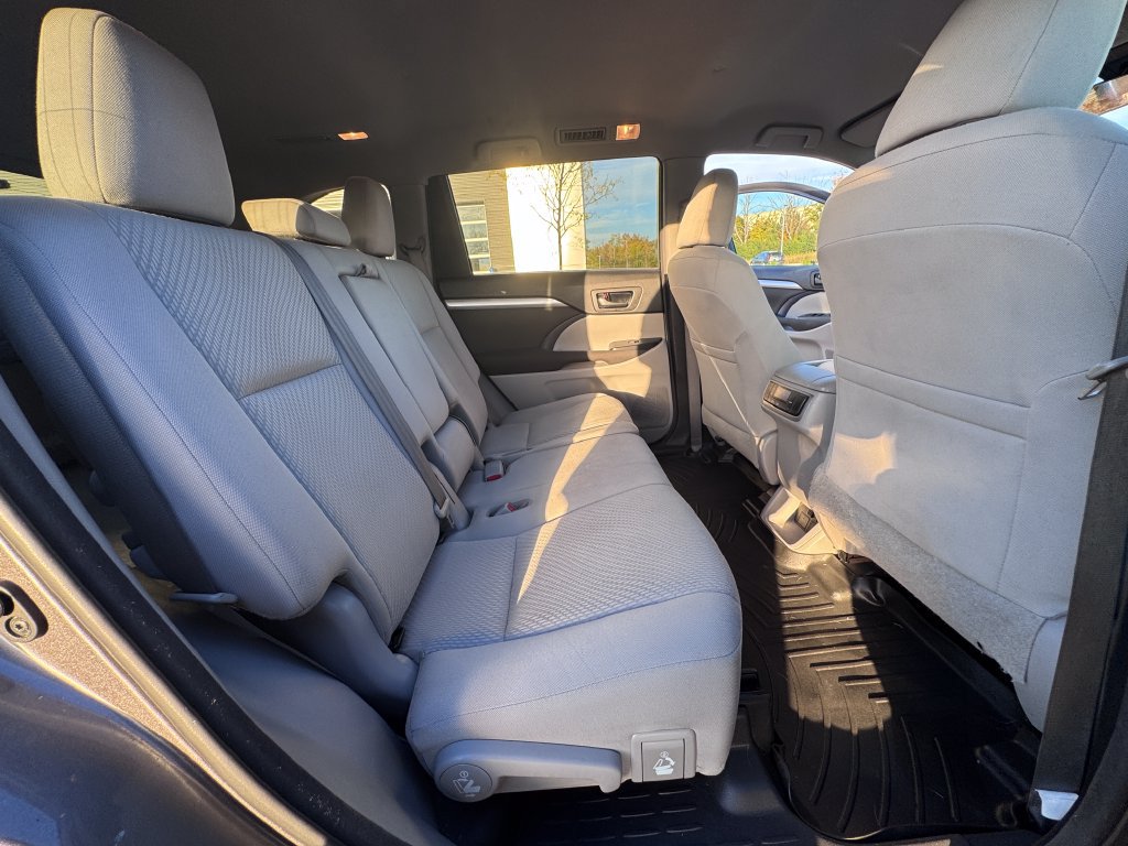 Used 2017 Toyota Highlander LE FWD image 22