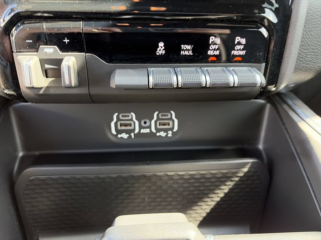Used 2024 RAM 2500 Big Horn w/ Night Edition AWD/4WD image 25