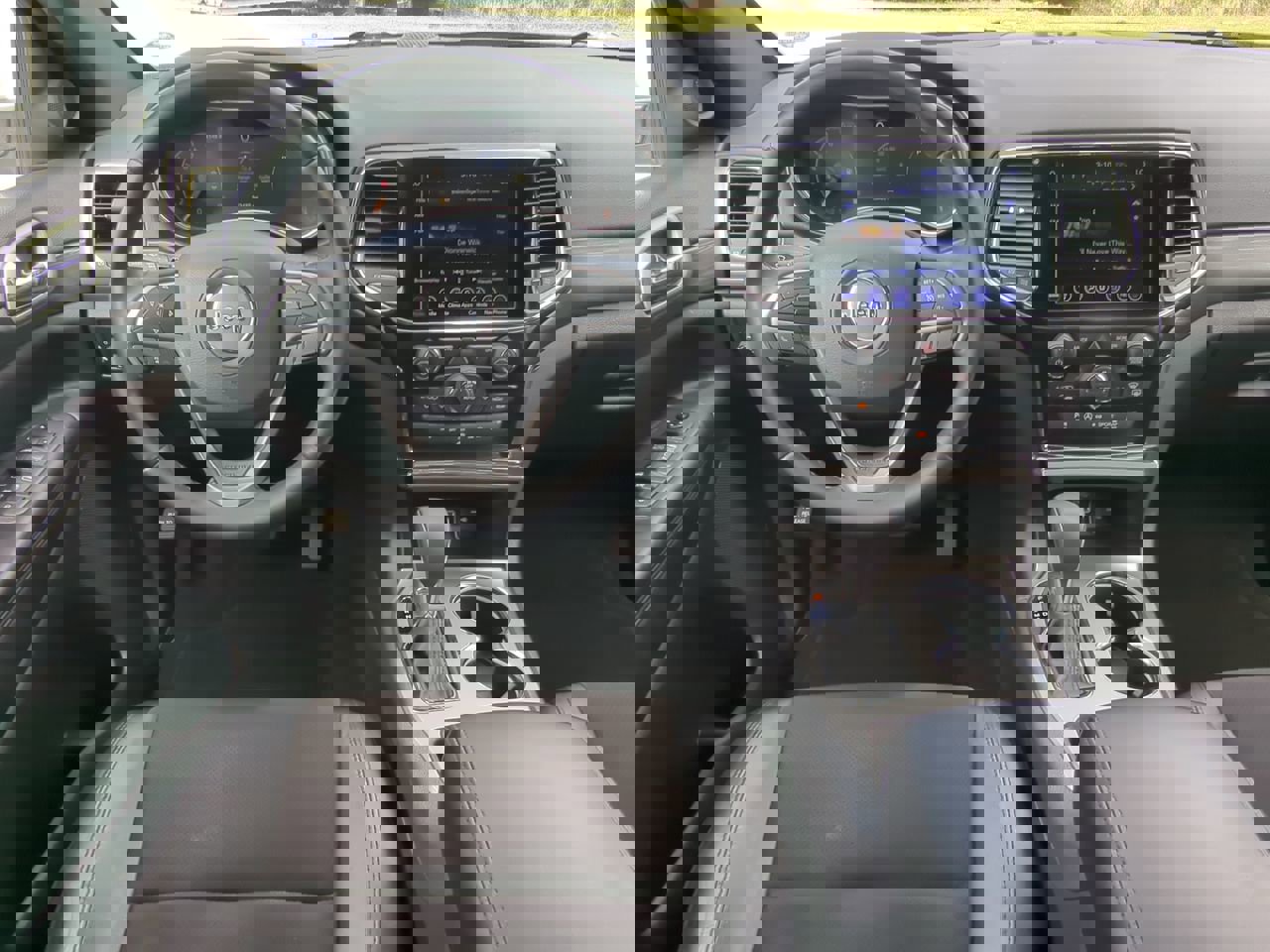 Used 2019 Jeep Grand Cherokee Laredo w/ Laredo X Package image 14