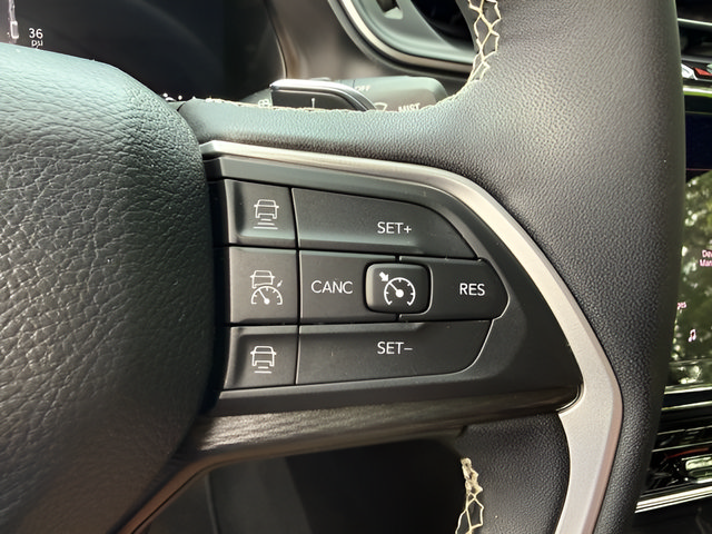 Used 2025 Jeep Grand Cherokee Laredo w/ Luxury Tech Group I AWD/4WD image 20