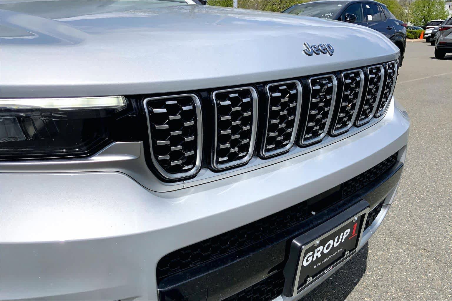 Used 2023 Jeep Grand Cherokee L Summit w/ Luxury Tech Group V AWD/4WD image 43