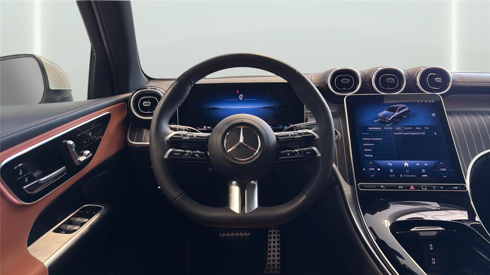 Used 2025 Mercedes-Benz GLC 300 4MATIC image 14