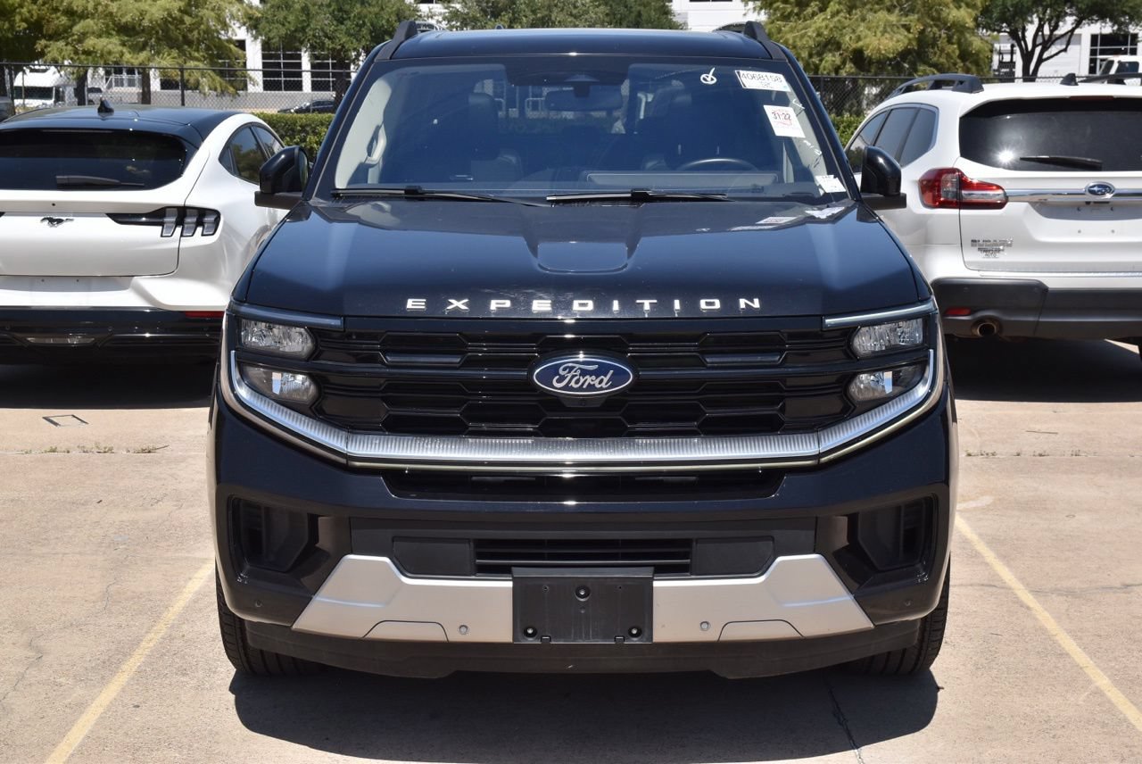 Certified 2025 Ford Expedition Platinum w/ Driver's Package AWD/4WD image 3