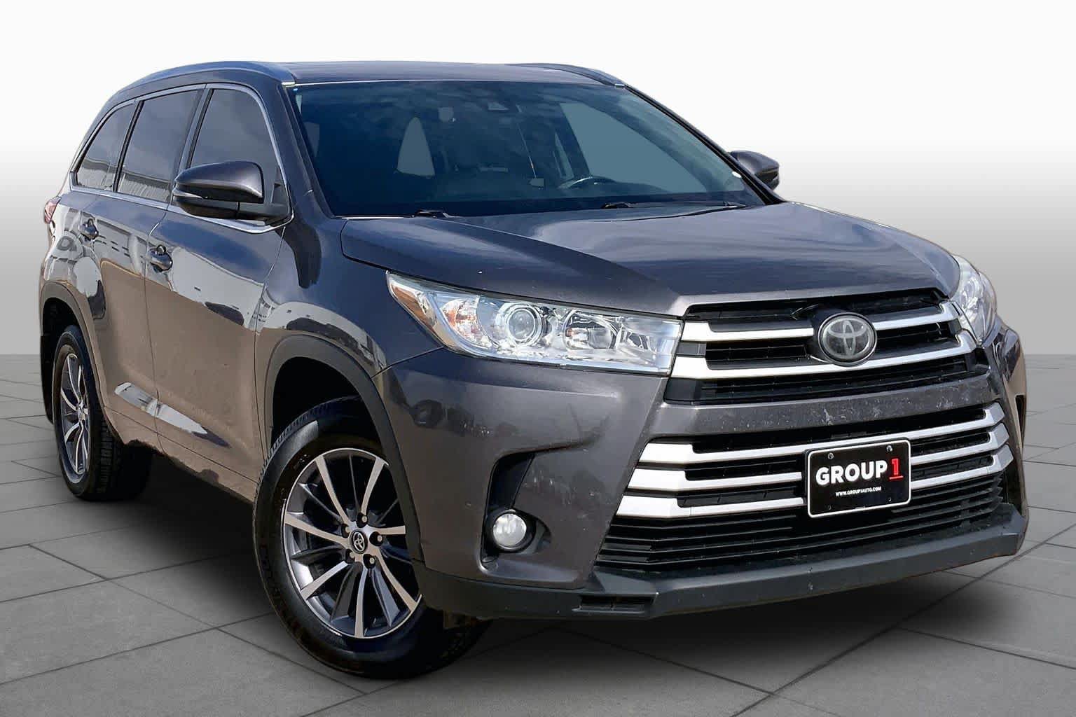 Used 2017 Toyota Highlander XLE AWD/4WD image 3