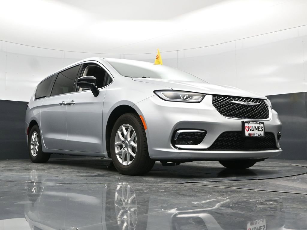 Used 2024 Chrysler Pacifica Touring-L FWD image 58
