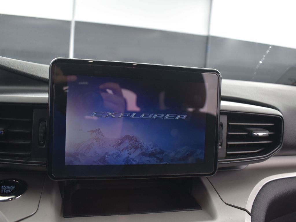 Certified 2024 Ford Explorer XLT w/ Class IV Trailer Tow Package image 18