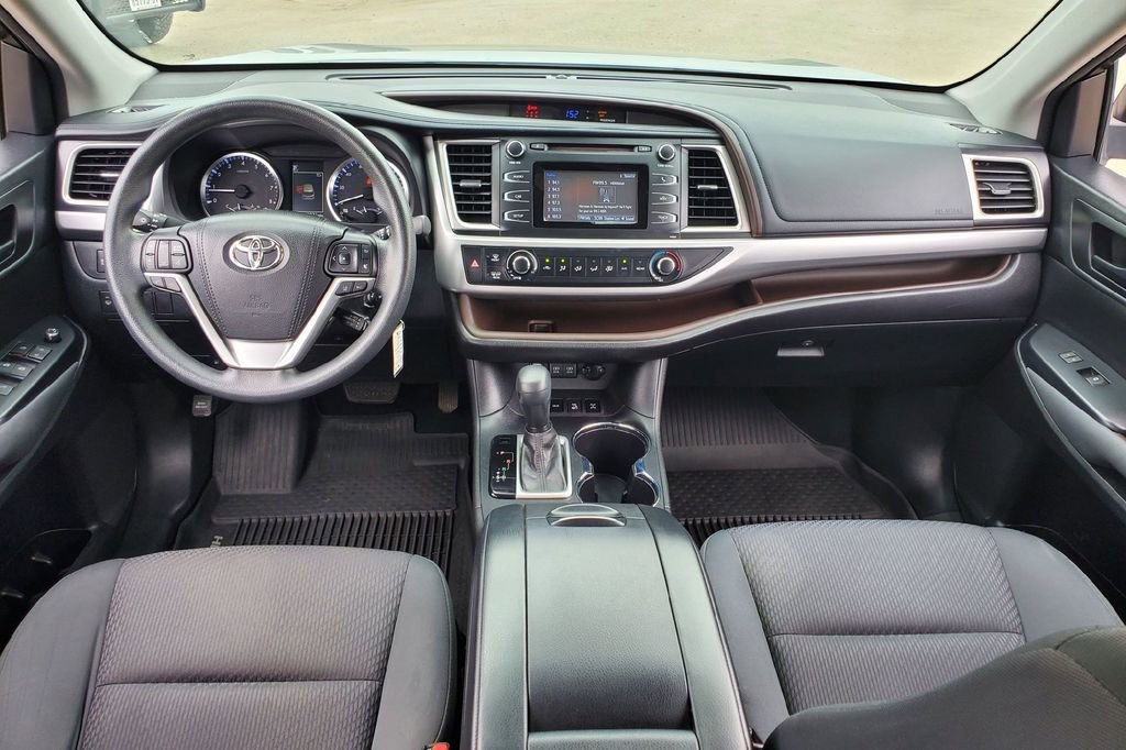 Used 2017 Toyota Highlander LE AWD/4WD image 18