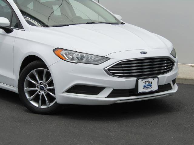 Certified 2017 Ford Fusion SE FWD image 4