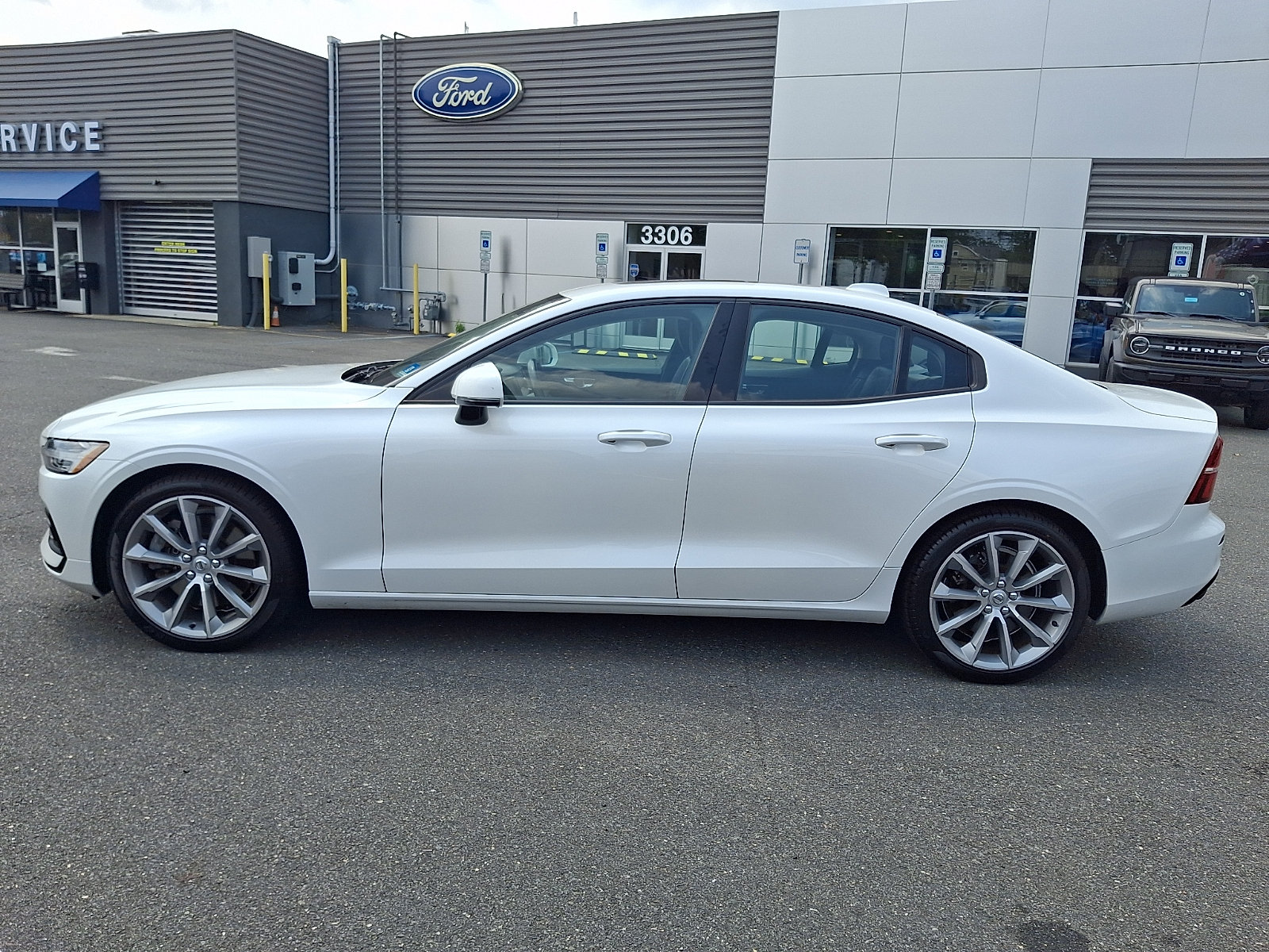 Used 2021 Volvo S60 T6 Momentum AWD/4WD image 6