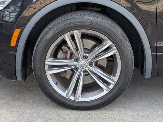 Used 2018 Volkswagen Tiguan SEL w/ R-Line Package image 11