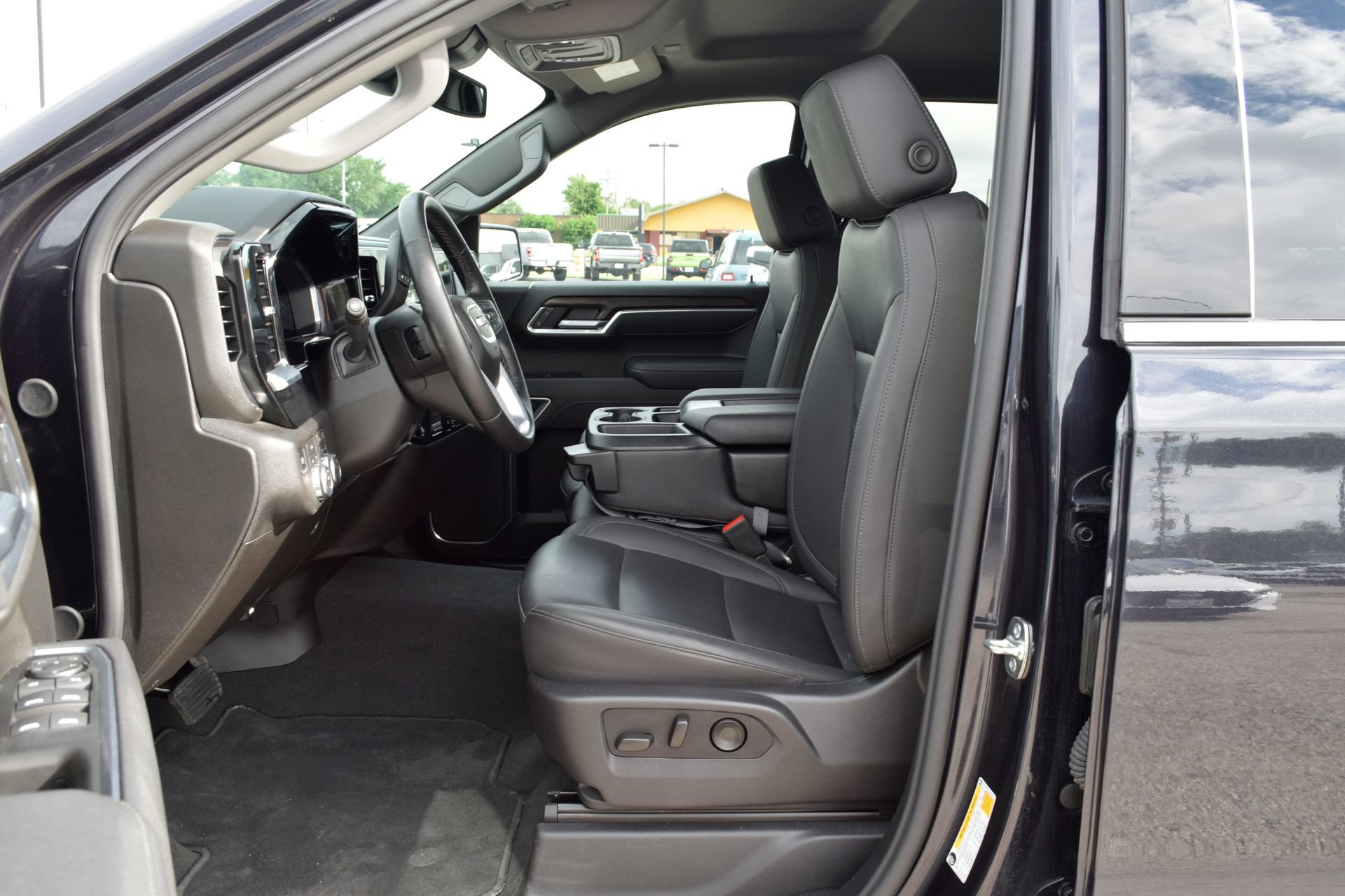 Used 2026 GMC Sierra 1500 SLT AWD/4WD image 17