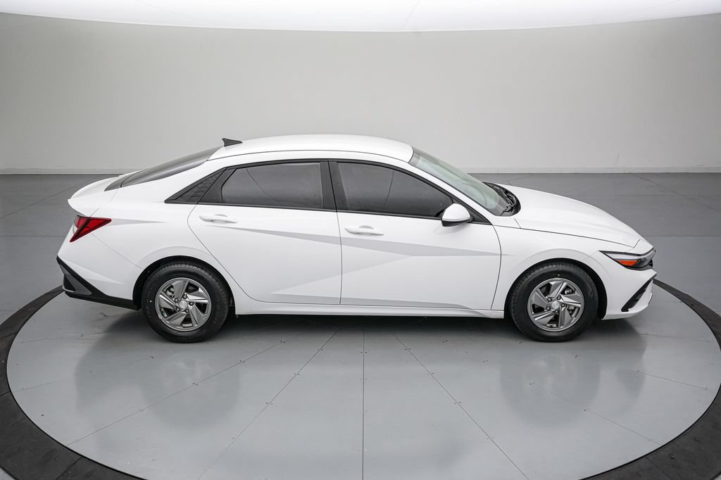 Used 2025 Hyundai Elantra SE FWD video 3