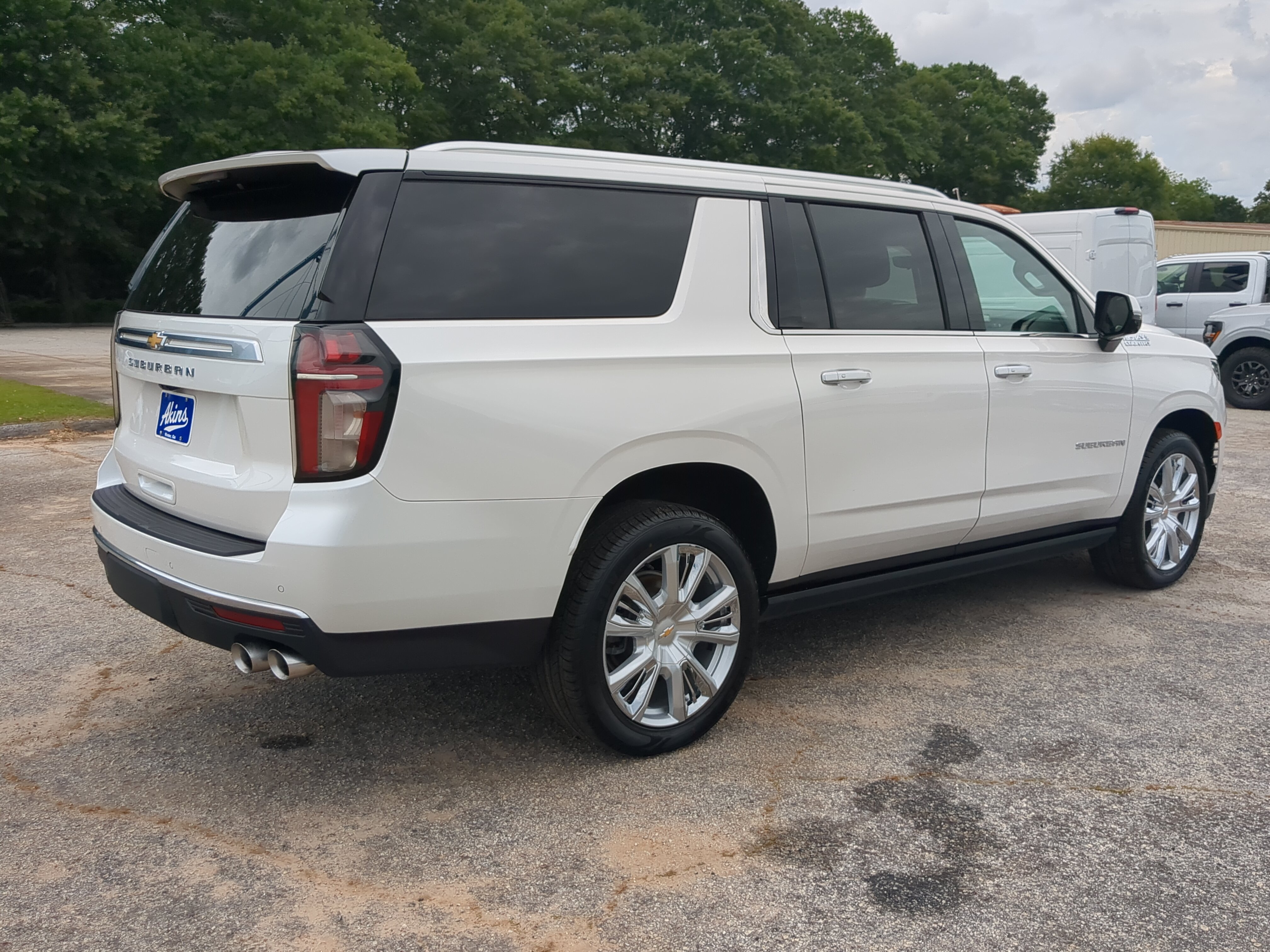 Used 2021 Chevrolet Suburban High Country w/ Premium Package RWD image 3