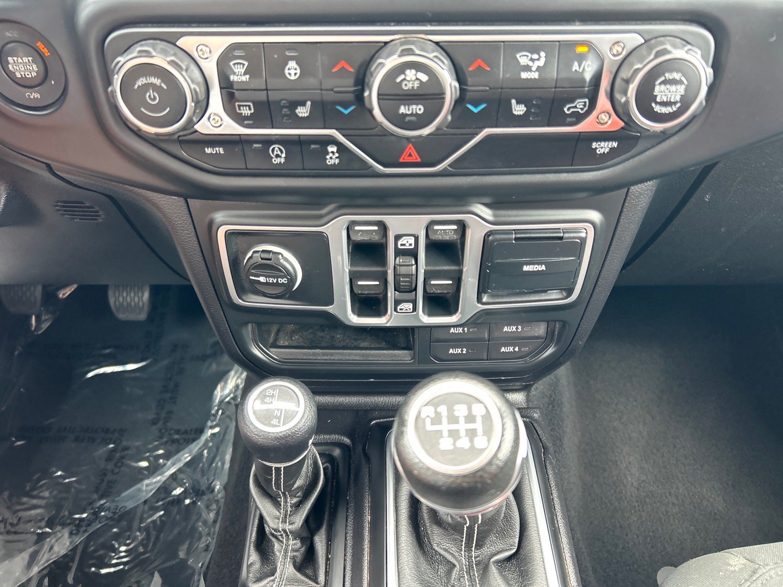 Used 2018 Jeep Wrangler Unlimited Sahara AWD/4WD image 29