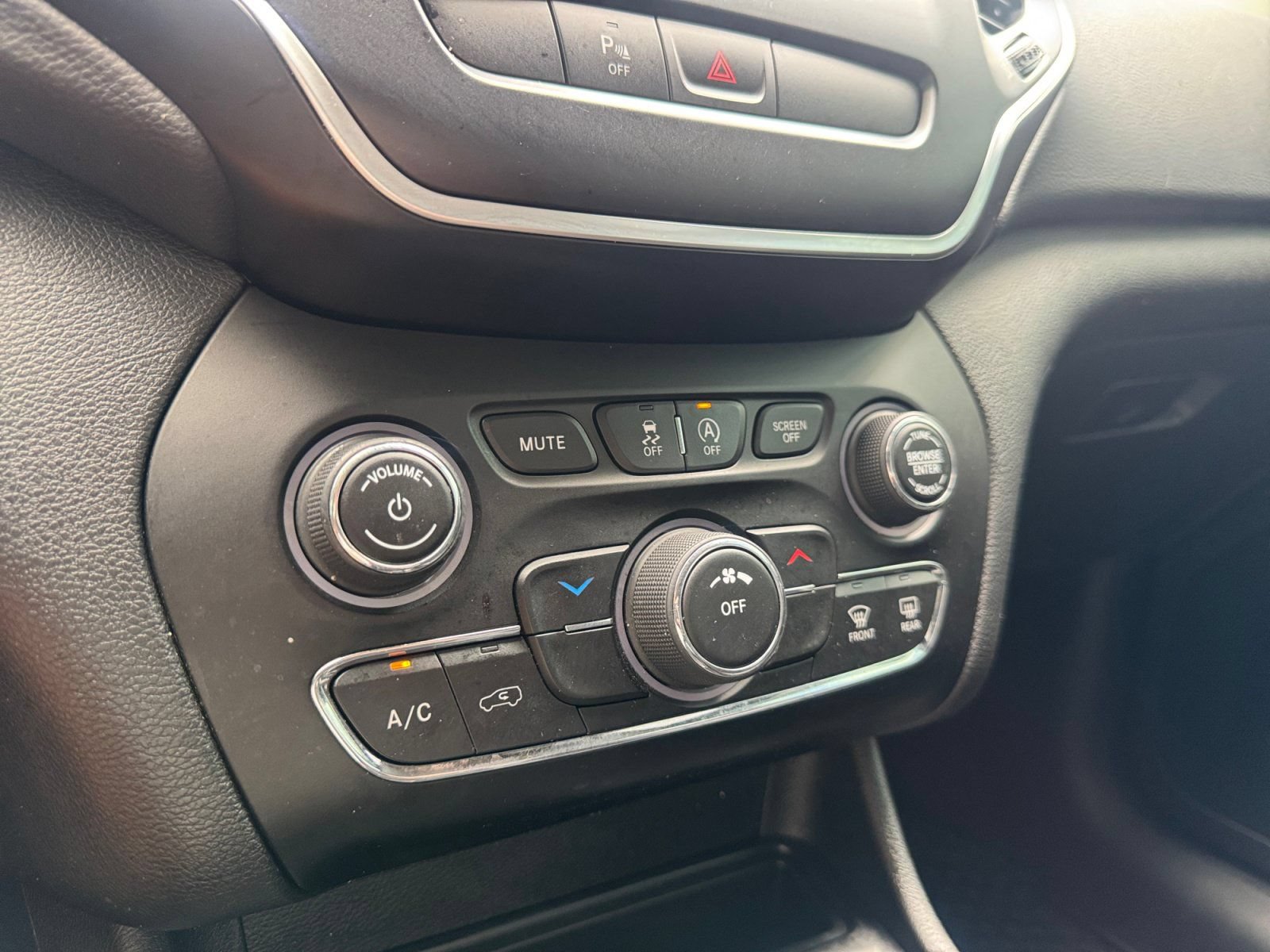 Used 2019 Jeep Cherokee Latitude Plus w/ Cold Weather Group FWD image 22