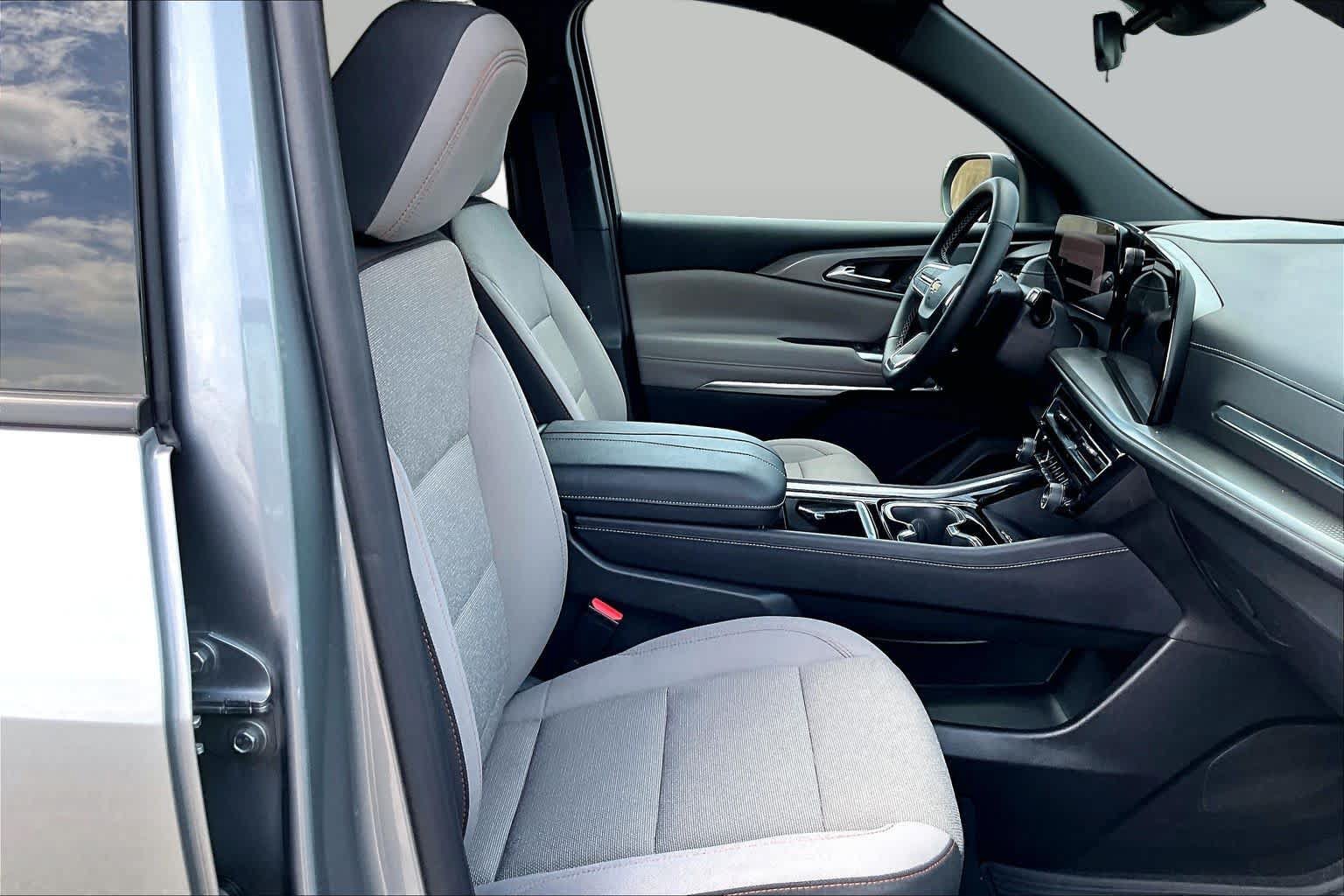 Used 2024 Chevrolet Traverse LT FWD image 9