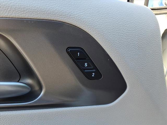 Used 2024 Chrysler Pacifica Touring-L image 12