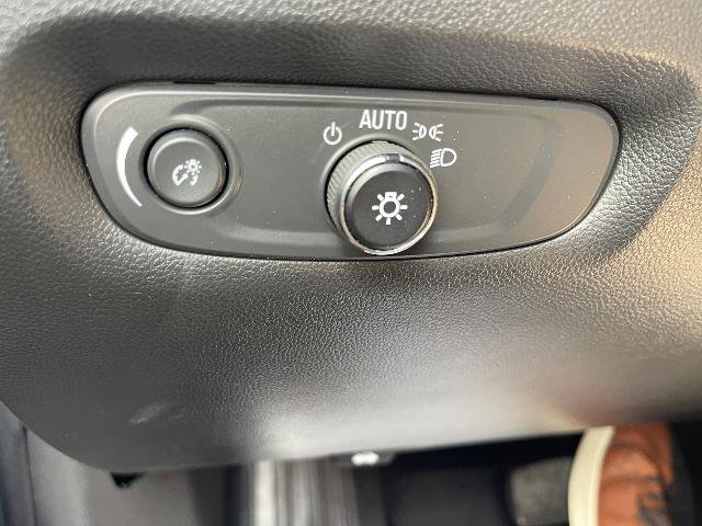Used 2023 Chevrolet Traverse Premier FWD image 35
