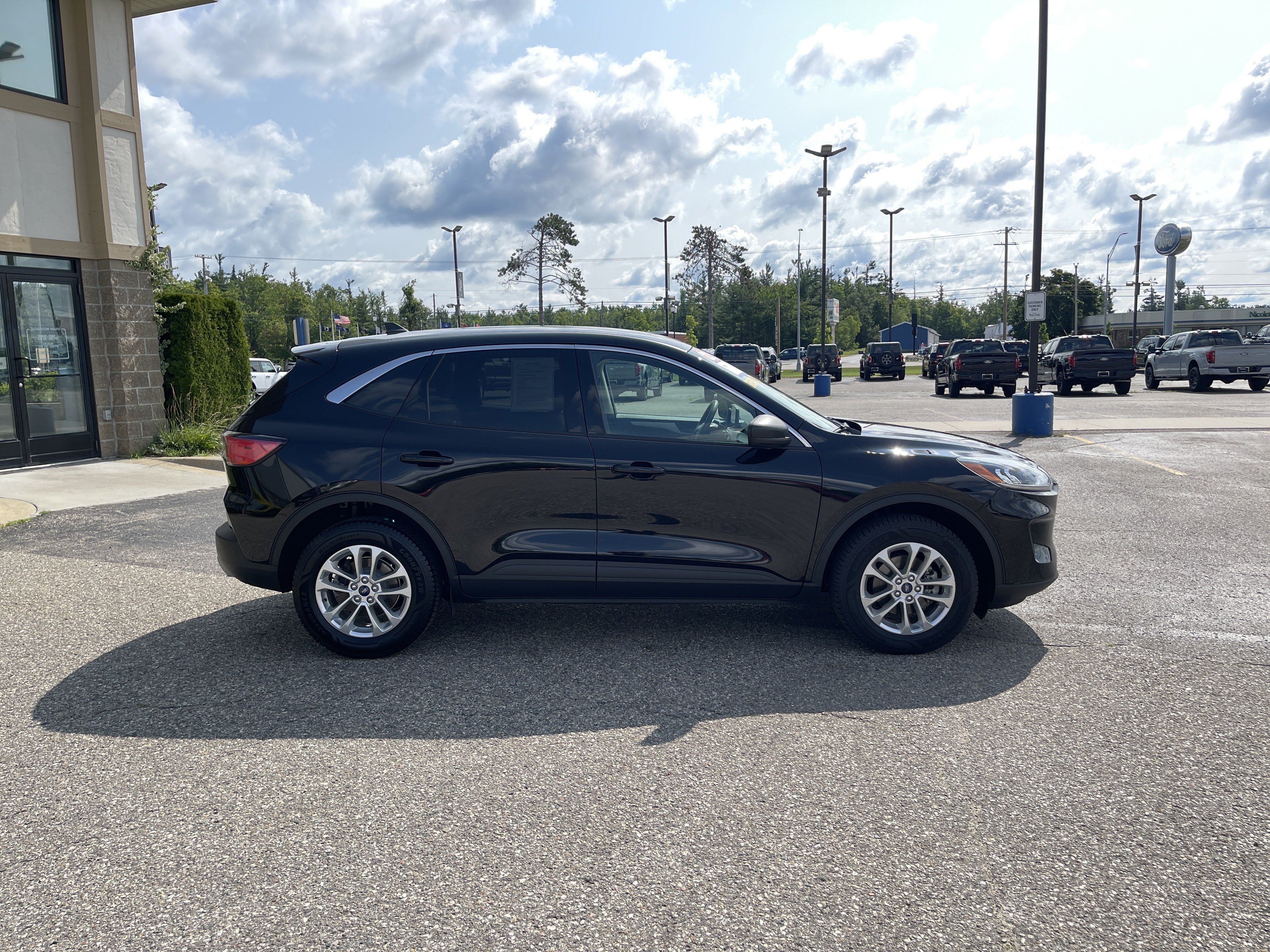 Certified 2022 Ford Escape SE AWD/4WD image 2