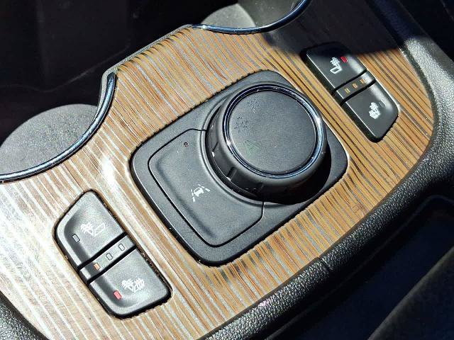 Used 2023 GMC Acadia SLE w/ Driver Convenience Package FWD image 25