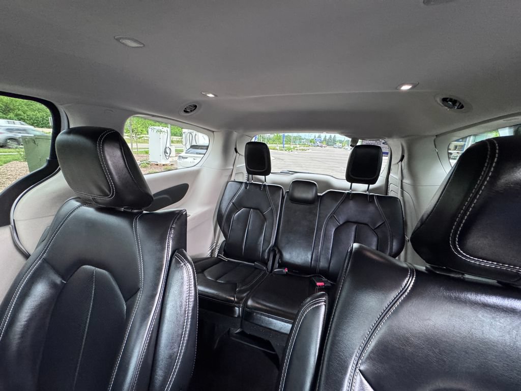 Used 2023 Chrysler Pacifica Touring-L FWD image 15
