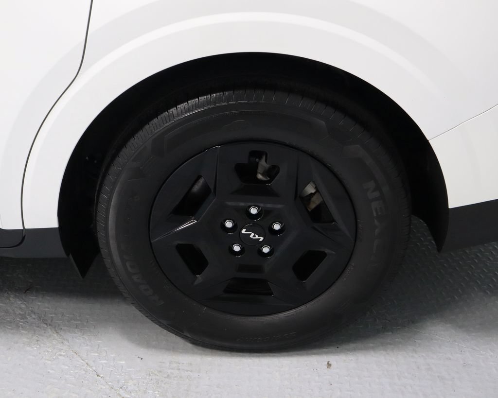 Used 2025 Kia Carnival FWD image 19