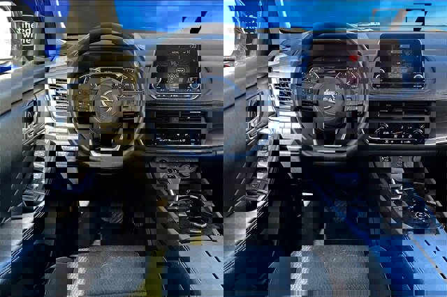 Used 2024 Nissan Rogue SV image 5