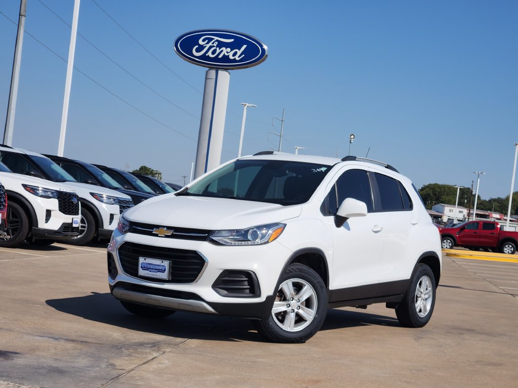 Used 2022 Chevrolet Trax LT w/ LT Convenience Package AWD/4WD image 3