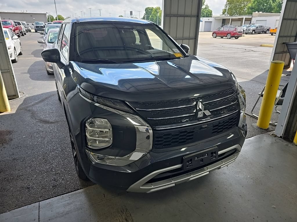Used 2024 Mitsubishi Outlander SE AWD/4WD image 1