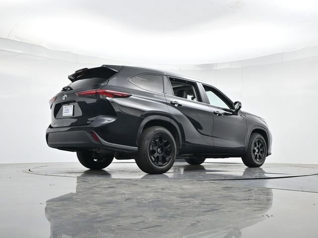 Used 2024 Toyota Highlander XLE FWD image 32