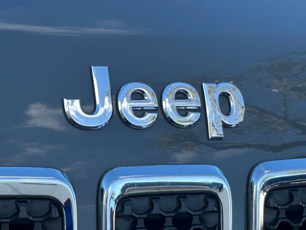 Used 2020 Jeep Cherokee Latitude Plus w/ Comfort/Convenience Group image 19