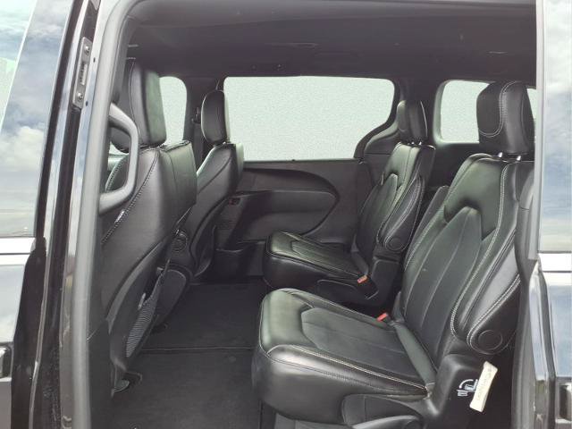 Used 2025 Chrysler Pacifica Select FWD image 10