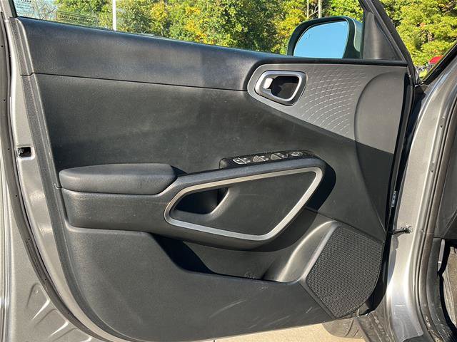 Used 2025 Kia Soul LX w/ LX Technology Package FWD image 12
