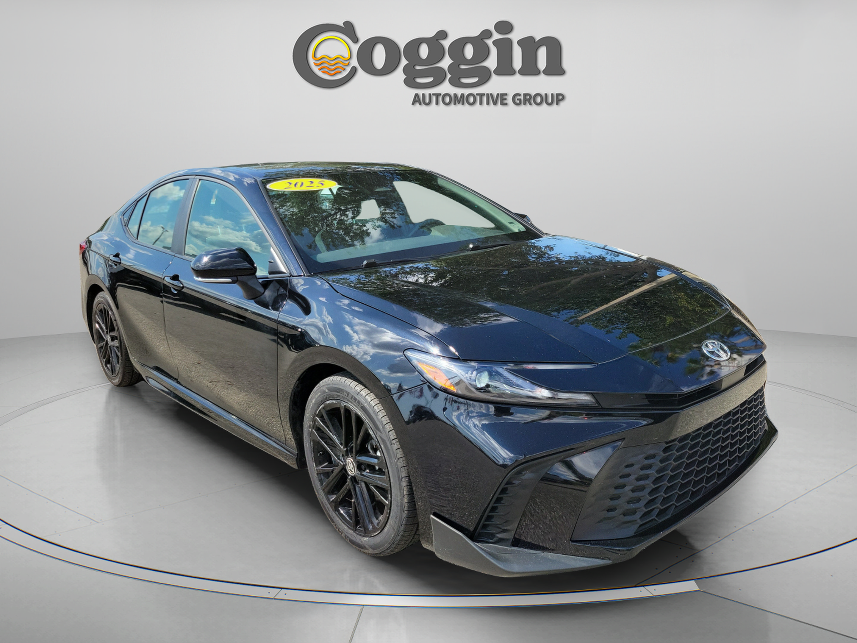 Used 2025 Toyota Camry SE FWD image 4