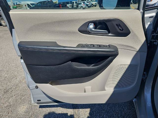 Used 2024 Chrysler Pacifica Touring-L FWD image 25