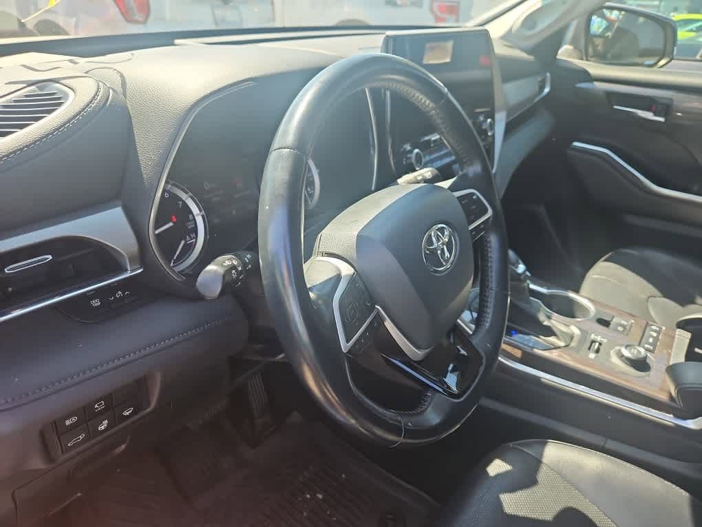Used 2022 Toyota Highlander Platinum AWD/4WD image 2