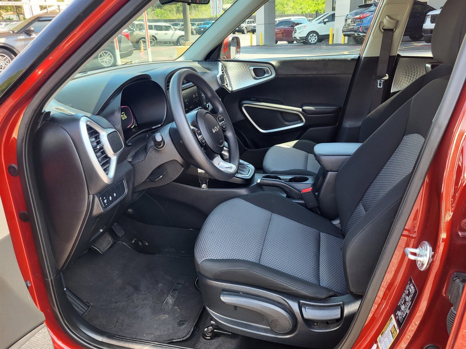 Used 2025 Kia Soul LX w/ LX Technology Package FWD image 19