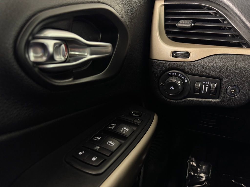 Used 2018 Jeep Cherokee Limited FWD image 19