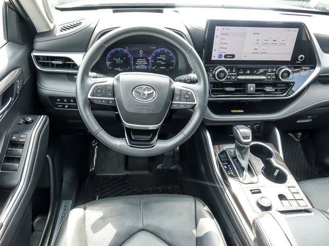 Used 2024 Toyota Highlander Platinum AWD/4WD image 19