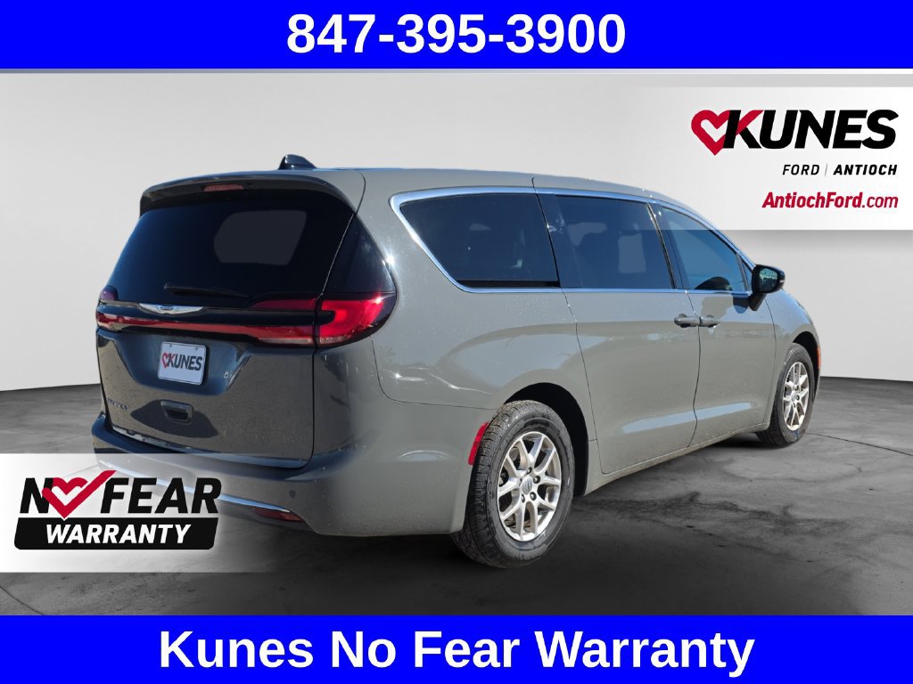 Used 2025 Chrysler Pacifica Select FWD image 10
